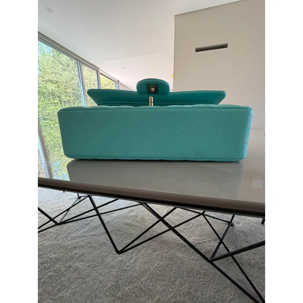 Profil du sac ALORI : matelassage losange et soufflet en cuir grainé